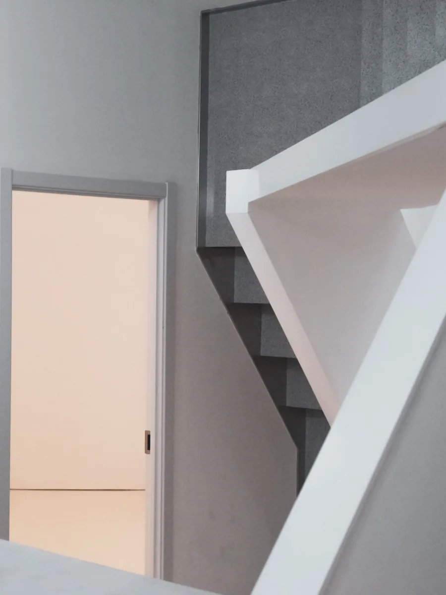 Minimalista belső tér lépcsőrészlettel